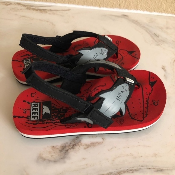 Reef Toddler 5/6 red and black shark sandals - Picture 6 of 7